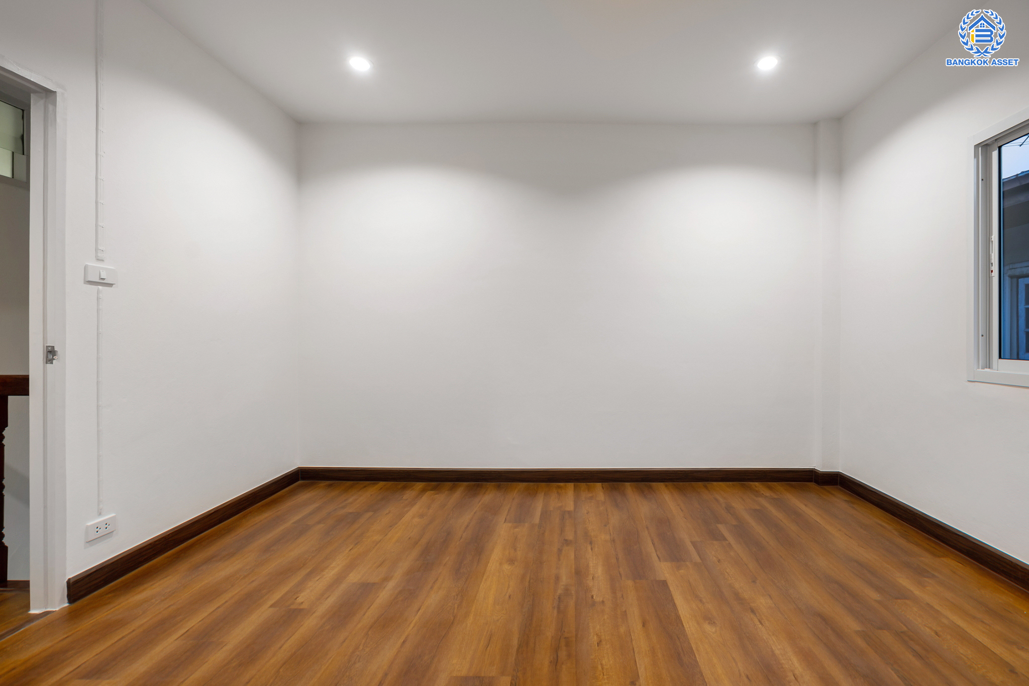 บ้านมือสองตกแต่งใหม่ ม.ศรีบัณฑิต5 บางกรวย ทาวน์เฮ้าส์ 3 ชั้นหลังใหญ่ เนื้อที่ 18 ตร.ว. ทำเลโซนเมือง ฟังก์ชัน 4 ห้องนอน 3 ห้องน้ำ 1 ที่จอดรถ ตอบโจทย์ทุกการเข้าอยู่ พร้อมรองรับครอบครัวขยาย อยู่บนทำเลเชื่อมต่อหลายเส้นทาง ใกล้จุดขึ้นทางด่วน "ศรีรัช" และรถไฟฟ้าสายสีน้ำเงิน "สถานีบางอ้อ"